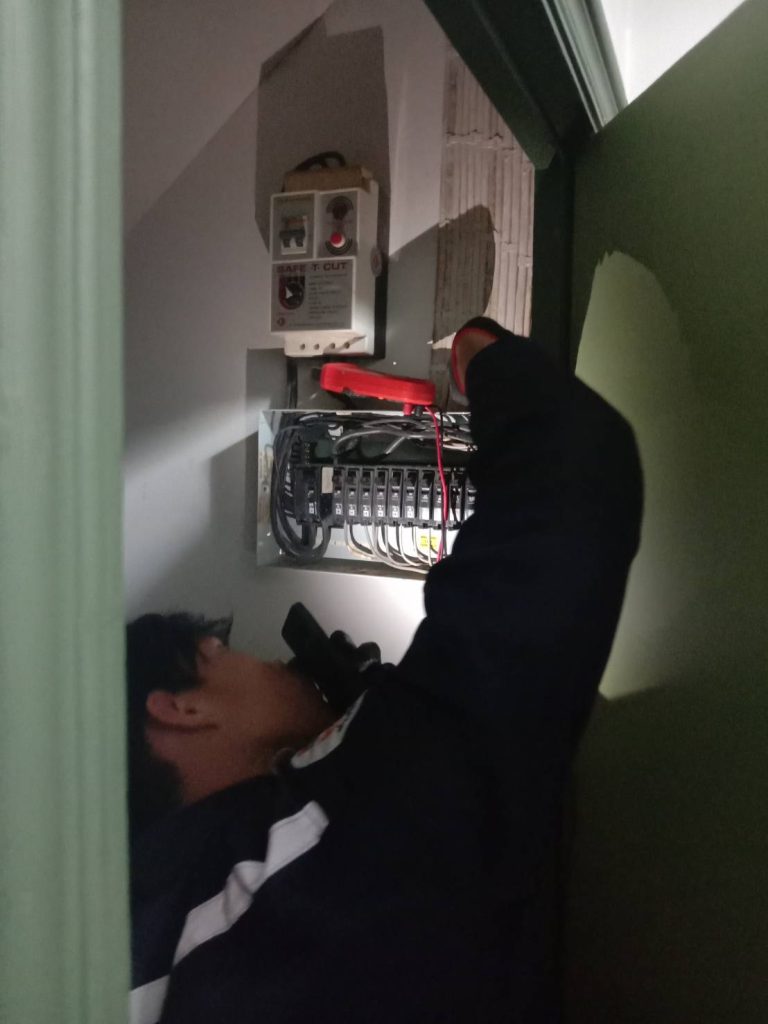 ช่างไฟฟ้าตรวจเช็กตู้คอนซูมเมอร์