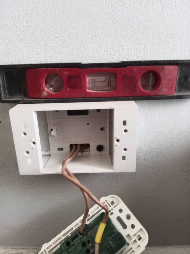 ติดตั้งปลั๊กไฟ