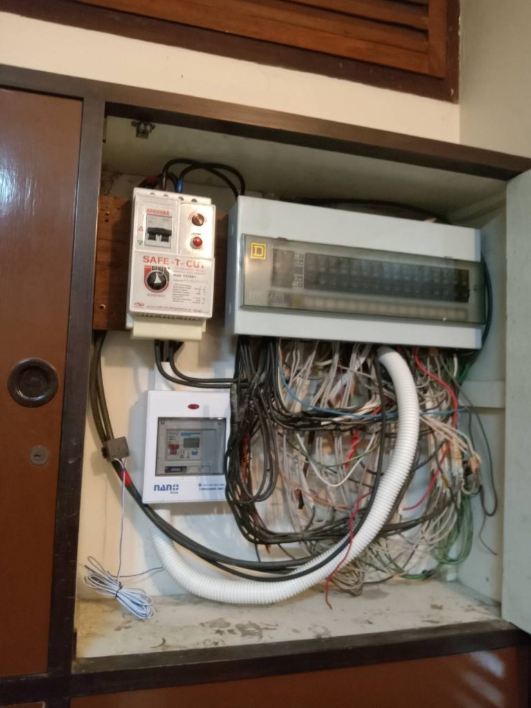 ตู้คอนซูมเมอร์ที่สายไฟพันกันยุ่งเหยิง