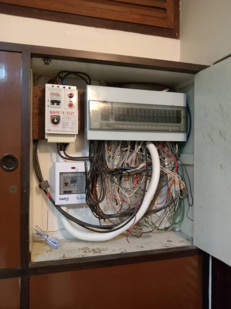 ตู้คอนซูมเมอร์ที่สายไฟพันกันยุ่งเหยิง