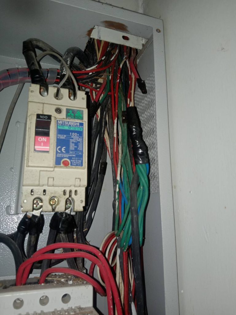 สายไฟในตู้ควบคุม