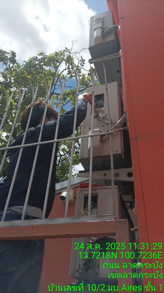 ช่างไฟฟ้าตรวจเช็กสายไฟคอยล์ร้อนเครื่องปรับอากาศ