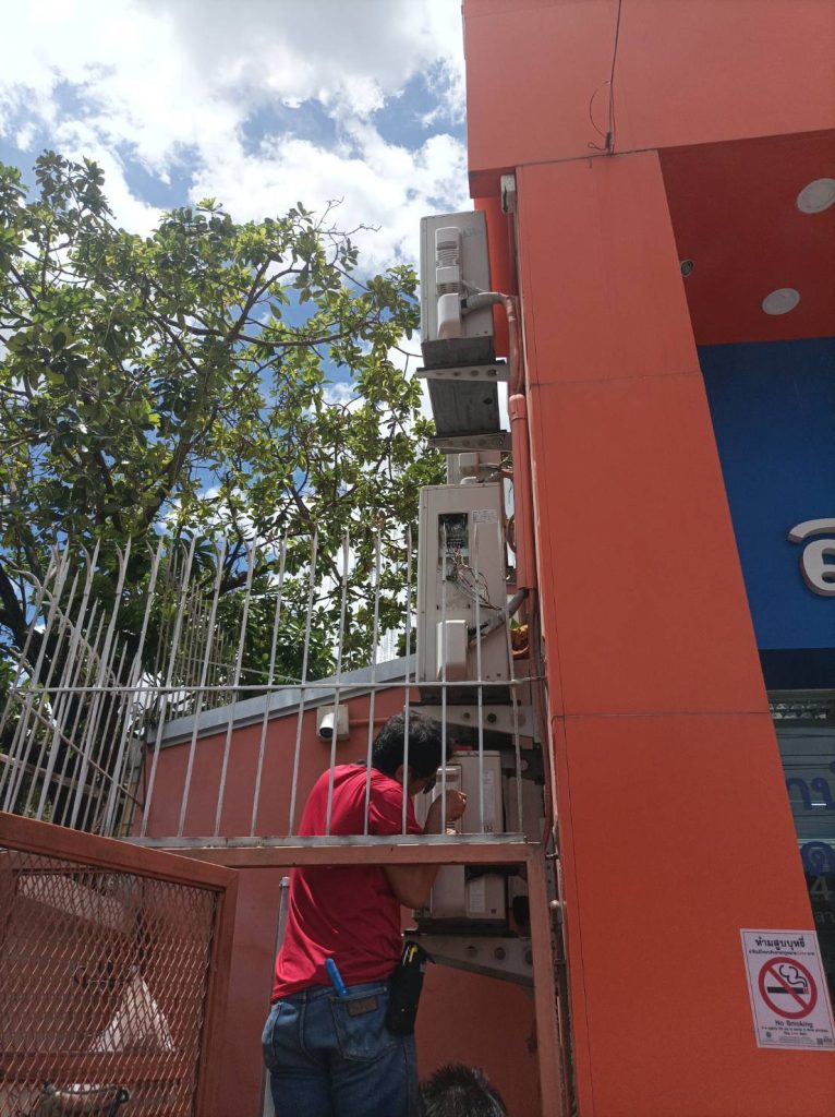 ช่างไฟฟ้าตรวจเช็กสายไฟคอยล์ร้อนเครื่องปรับอากาศ