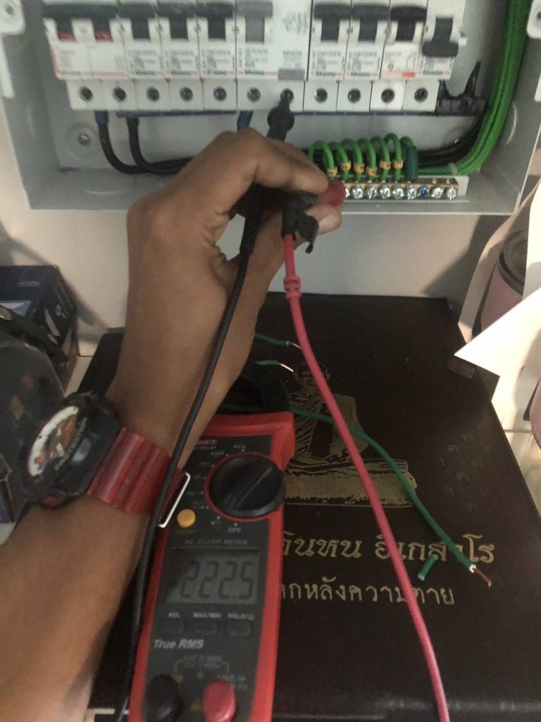 ช่างไฟฟ้า วัดกระแสตู้คอนซูมเมอร์