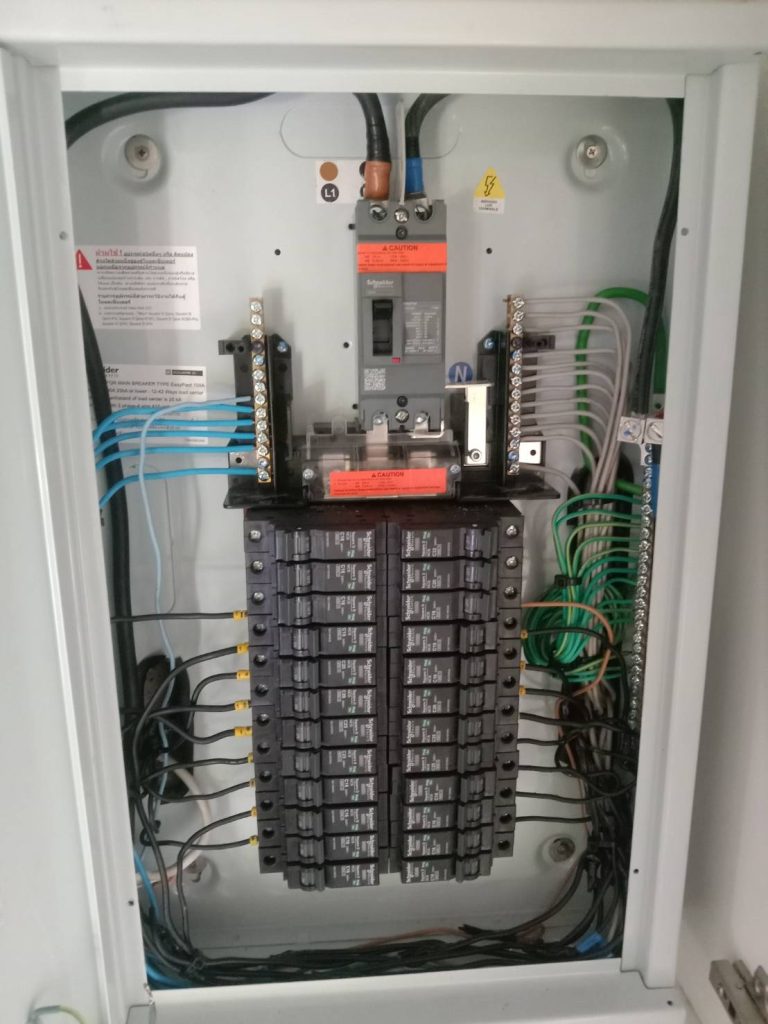 ช่างไฟฟ้าเช็คตู้โหลดเซ็นเตอร์