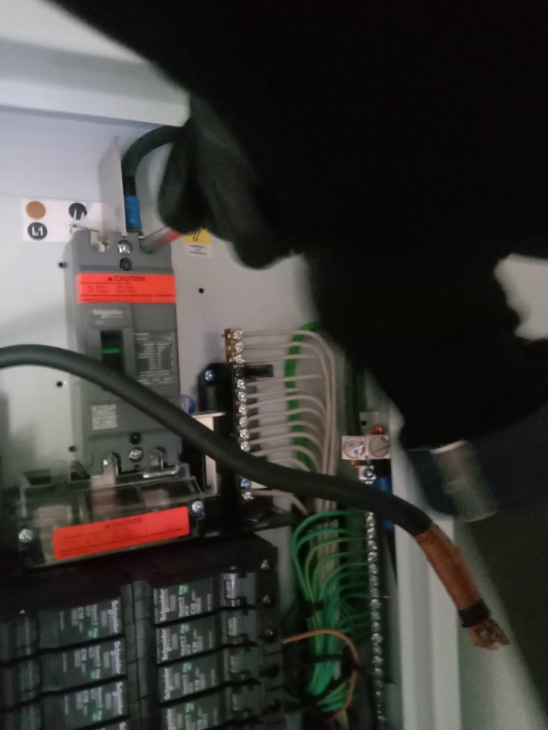 ช่างไฟฟ้าเช็คตู้โหลดเซ็นเตอร์