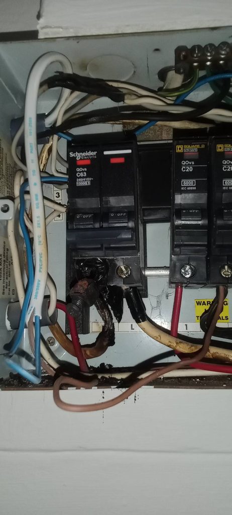 ช็อตละลายที่จุดต่อสายไฟเบรกเกอร์