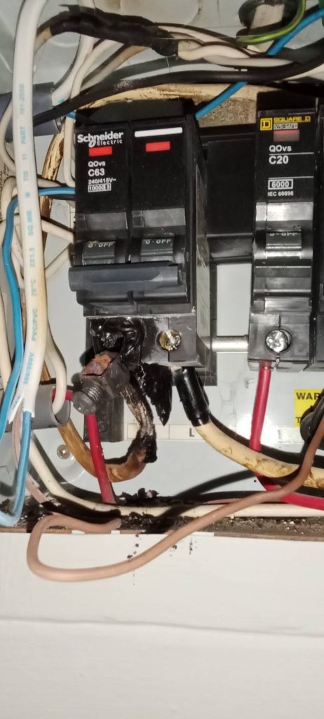 ช็อตละลายที่จุดต่อสายไฟเบรกเกอร์