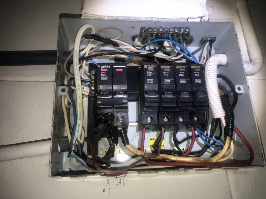 เบรกเกอร์ช็อตจนละลายในตู้คอนซูมเมอร์