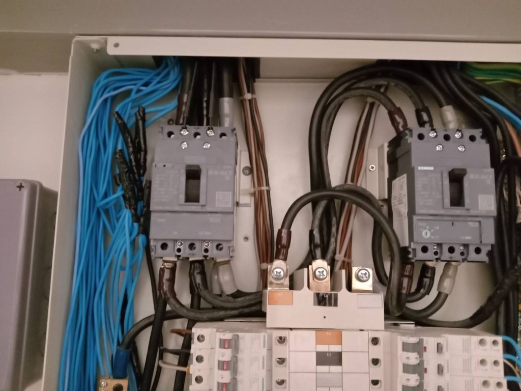 เมนเบรกเกอร์