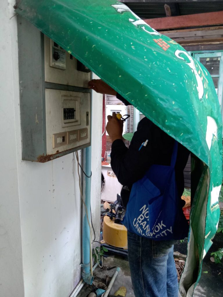 ช่างไฟฟ้าตรวจเช็กตู้ไฟ