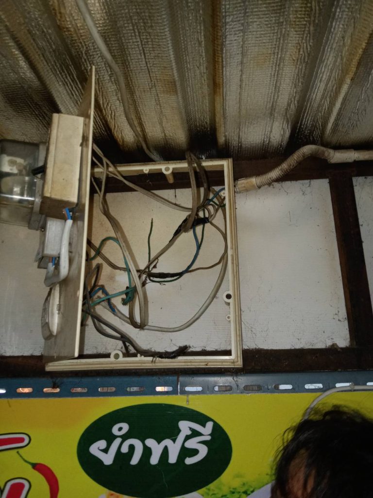 ช่างไฟฟ้าตรวจเช็กตู้ไฟเก่า