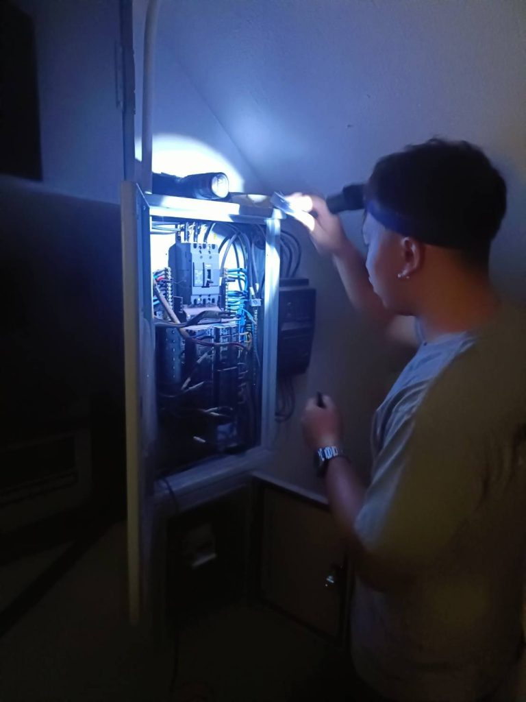 ช่างไฟเข้าตรวจเช็ค