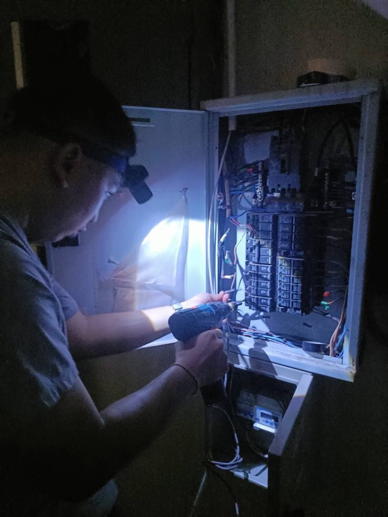 ช่างไฟเข้าตรวจเช็คระบบไฟ