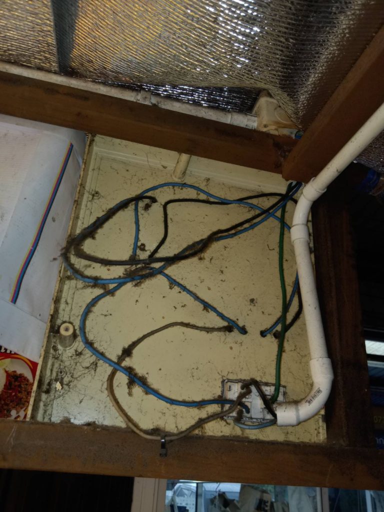 ช่างไฟฟ้าตรวจเช็กตู้ไฟเก่า