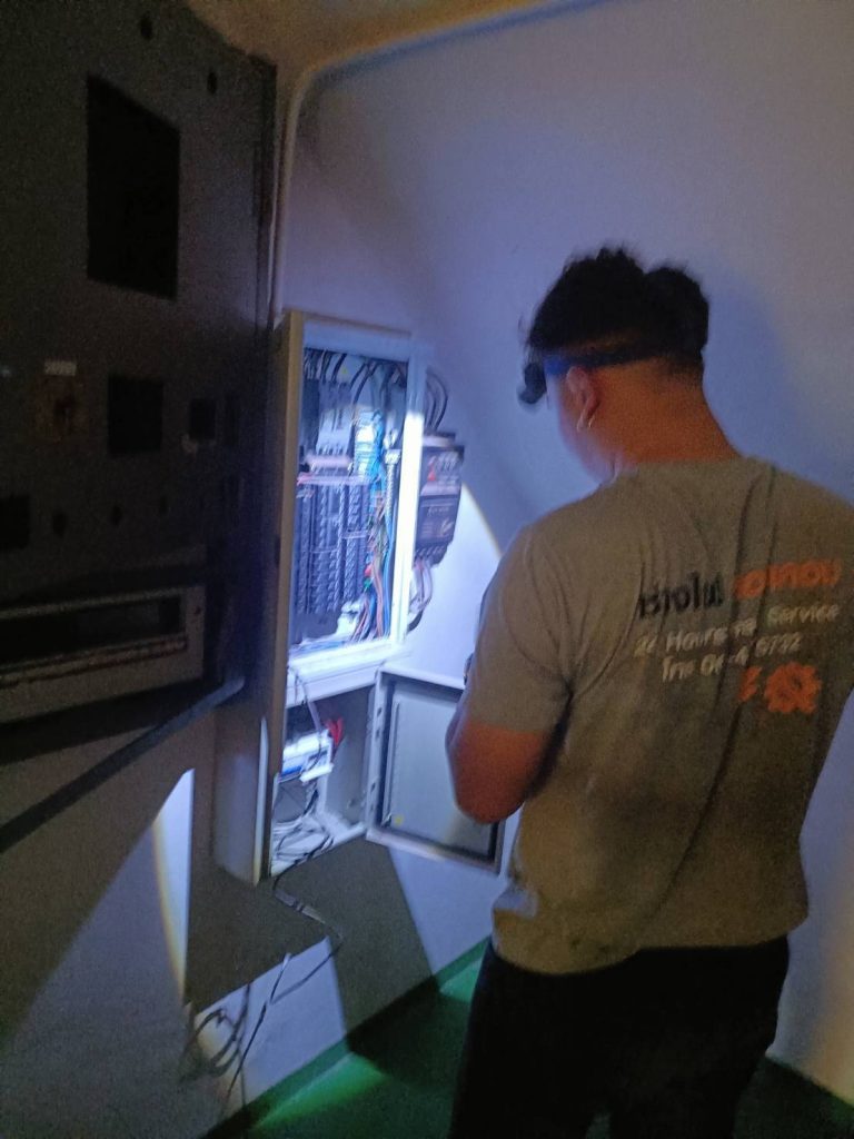 ช่างไฟฟ้าเข้าตรวจเช็คระบบไฟ