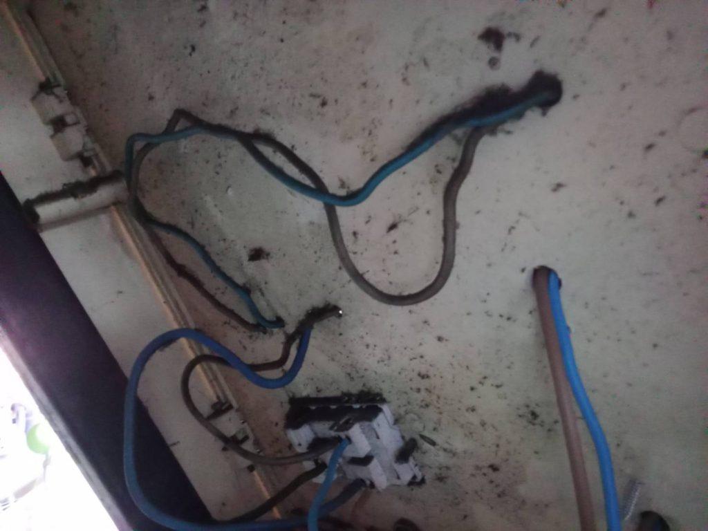 ช่างไฟฟ้าตรวจเช็กตู้ไฟเก่า