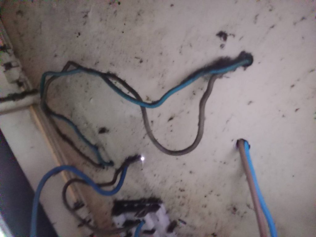 ช่างไฟฟ้าตรวจเช็กตู้ไฟเก่า