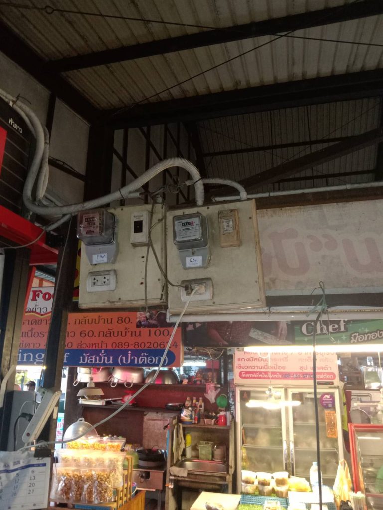 ช่างไฟฟ้าตรวจเช็กตู้ไฟเก่า