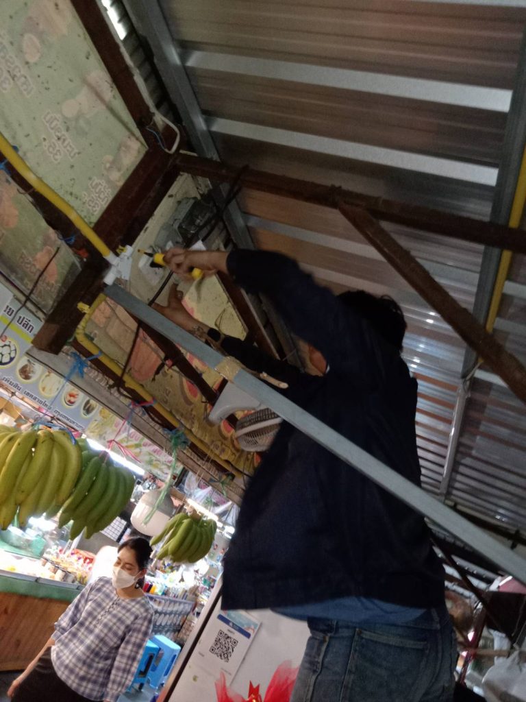 ช่างไฟฟ้าตรวจเช็กตู้ไฟเก่า