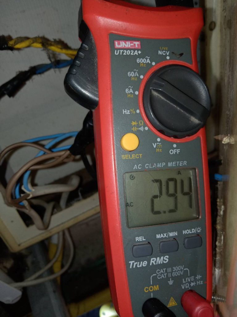 ช่างไฟฟ้าตรวจเช็กตู้ไฟเก่า