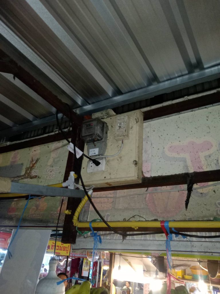 ช่างไฟฟ้าตรวจเช็กตู้ไฟเก่า