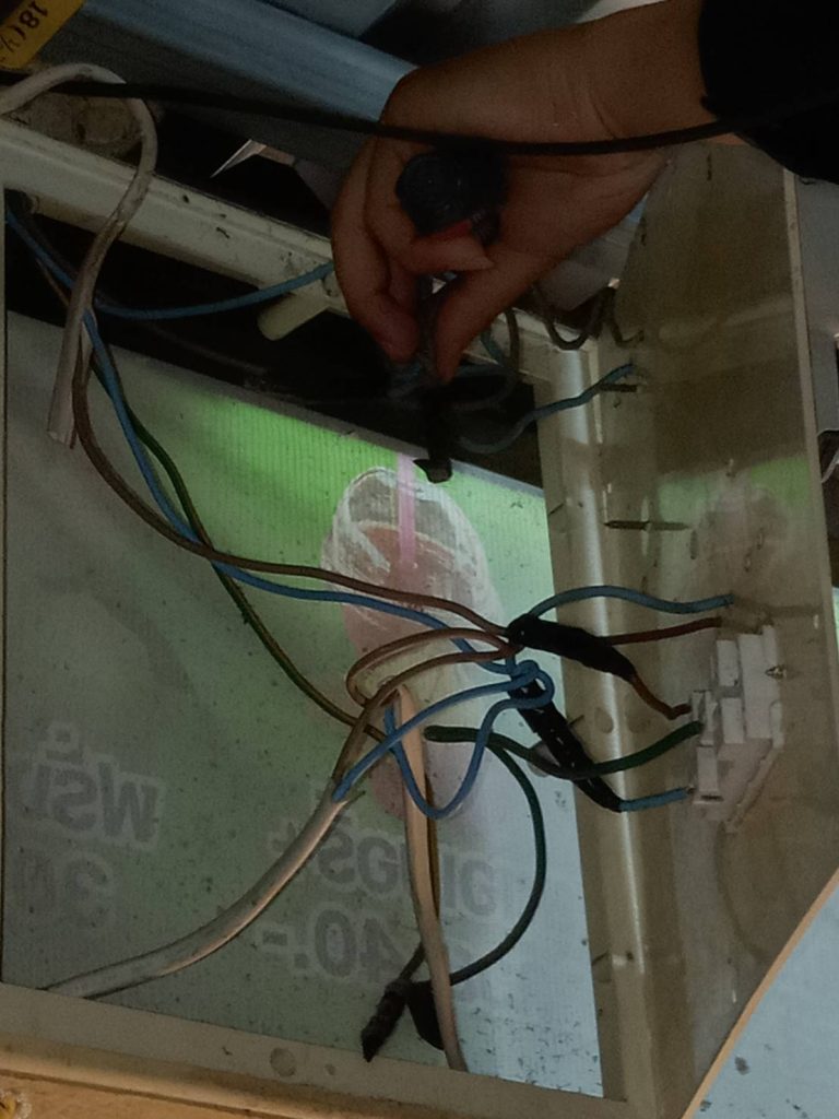 ช่างไฟฟ้าตรวจเช็กตู้ไฟเก่า