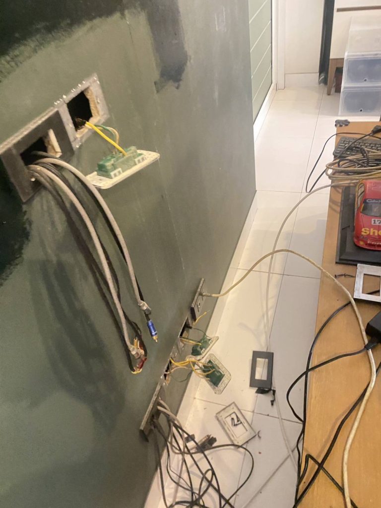 ช่างไฟฟ้า รื้อปลั๊กหาจุดช็อต