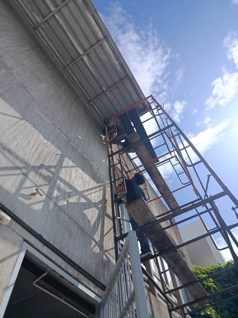 ปีนนั่งเดินสายไฟ