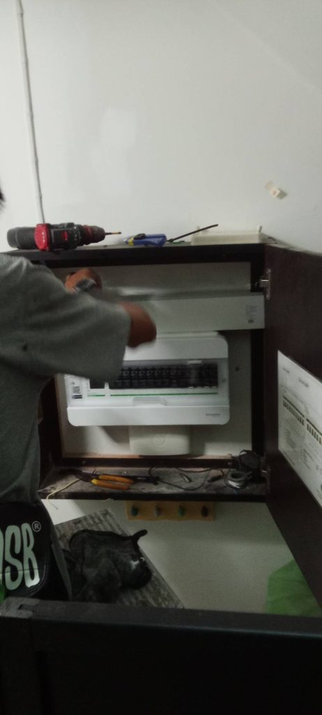 ติดตั้งตู้คอนซูมเมอร์ยูนิต