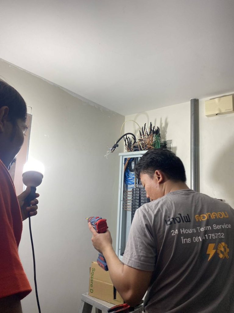 ช่างไฟฟ้าติดตั้งตู้โหลดเซ็นเตอร์
