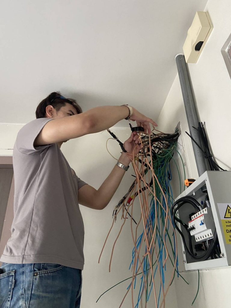 ช่างไฟฟ้าเดินสายติดตั้งตู้โหลดเซ็นเตอร์