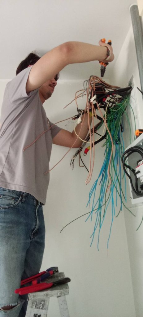 ช่างไฟฟ้าเดินสายไฟเตรียมติดตั้งตู้โหลดเซ็นเตอร์