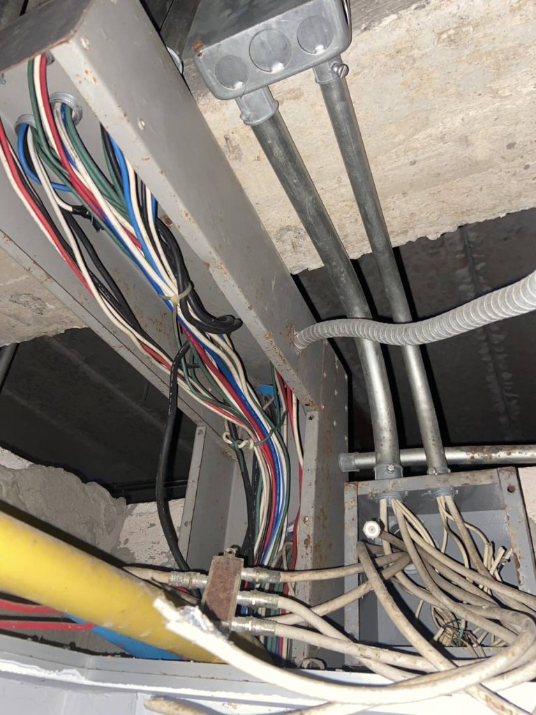 สายไฟบนฝ้า