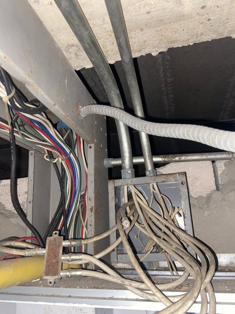 สายไฟบนฝ้า