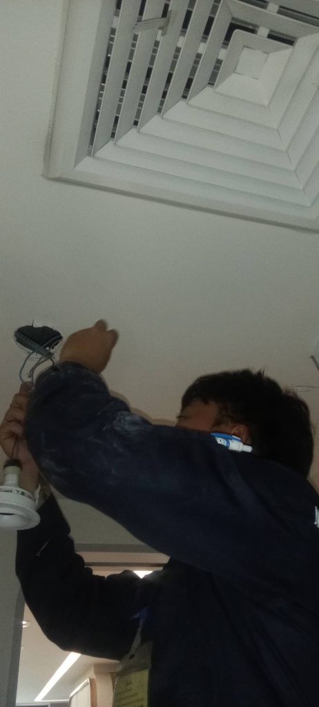 ช่างไฟฟ้าตรวจเช็กดาวน์ไลท์