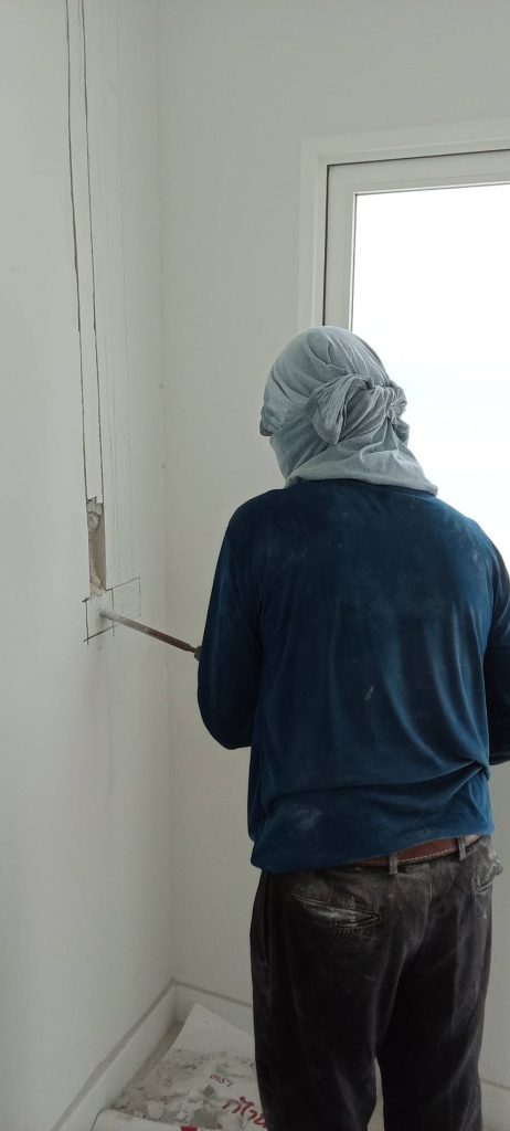 กรีดปูนฝังสายไฟ