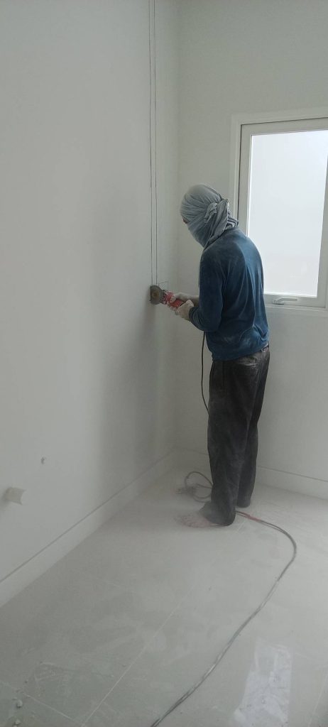 กรีดปูนฝังสายไฟ