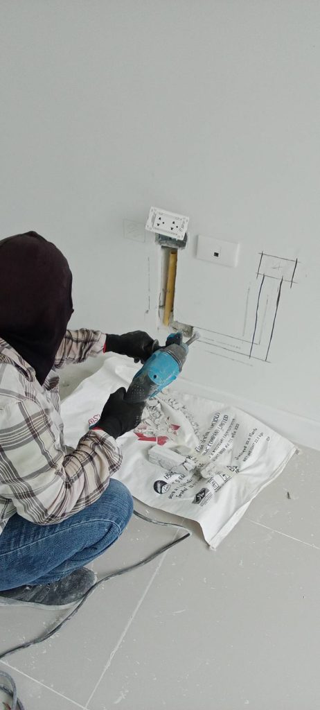 กรีดปูนฝังสายไฟ