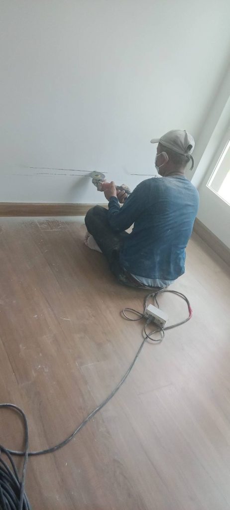 กรีดปูนฝังสายไฟ