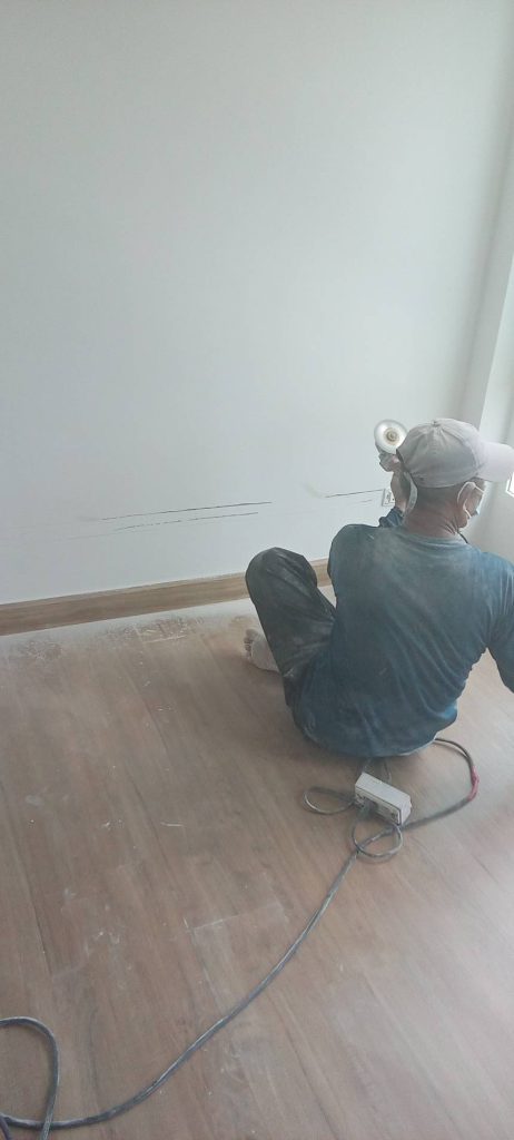 กรีดปูนฝังสายไฟ