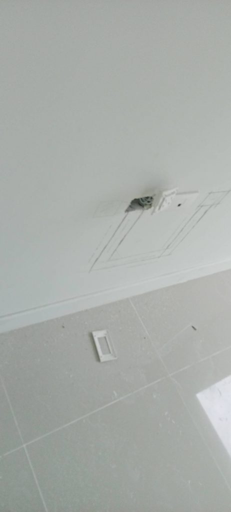 เตรียมกรีดปูนฝังสายไฟ