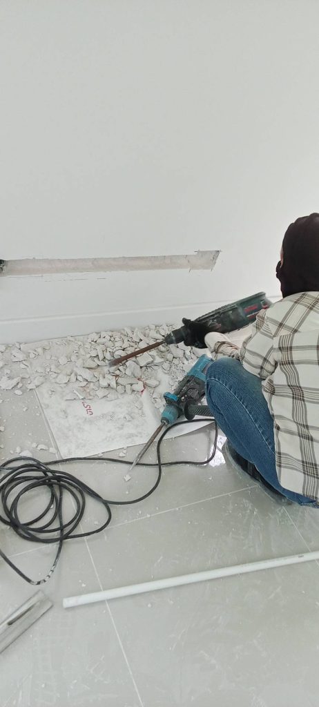 กรีดปูนฝังสายไฟ