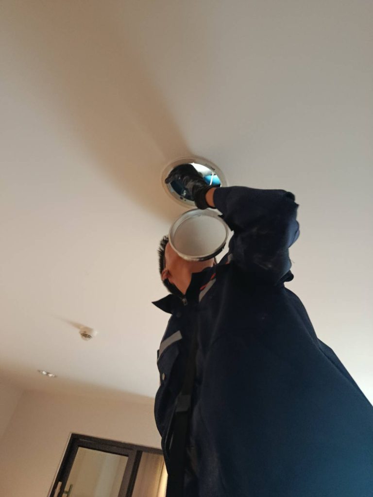 ช่างไฟฟ้าตรวจเช็กดาวน์ไลท์