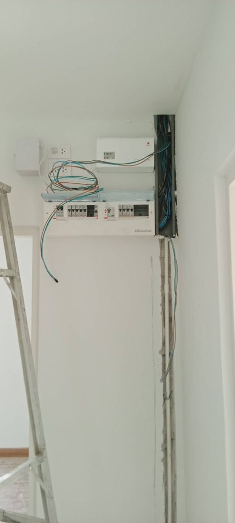 กรีดผนังฝังระบบไฟฟ้า