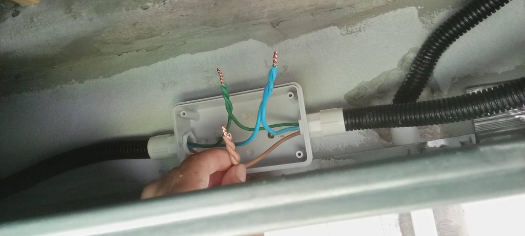 การต่อสายไฟในกล่องพักสายไฟ