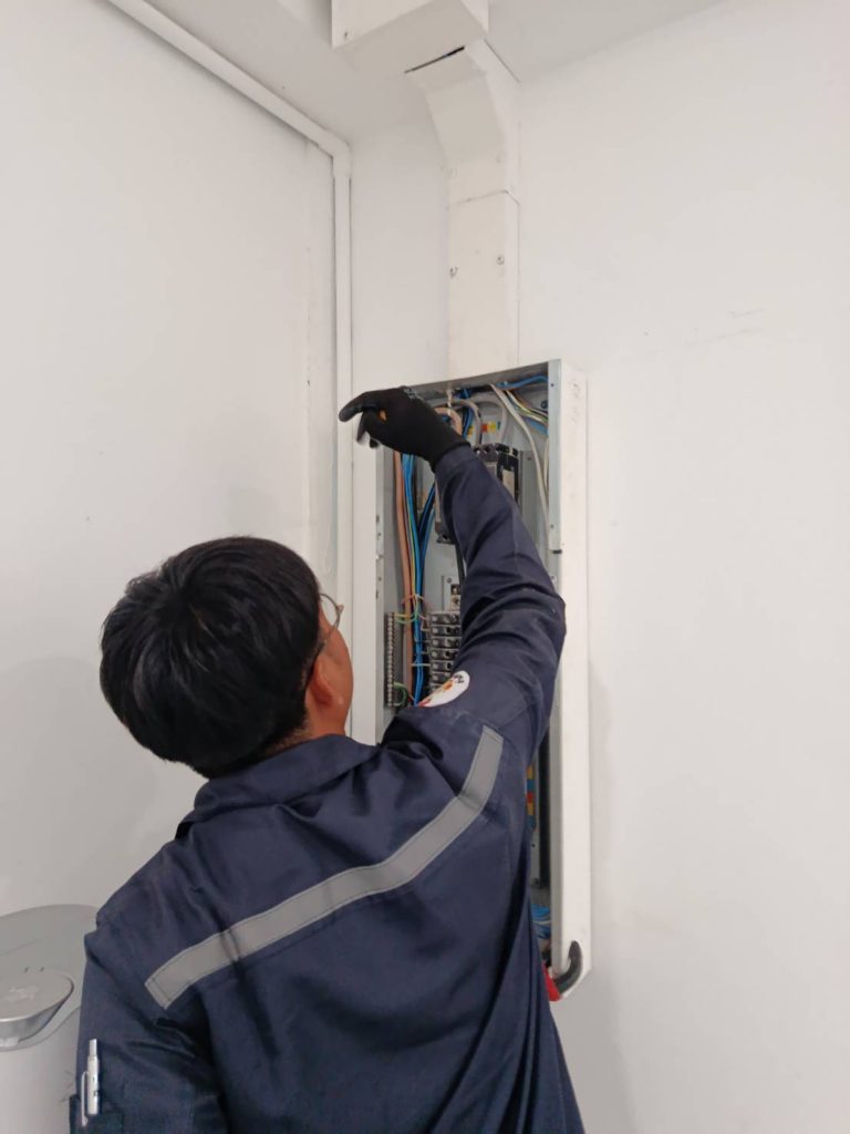 ช่างไฟตรวจเช็กตู้โหลดเซ็นเตอร์