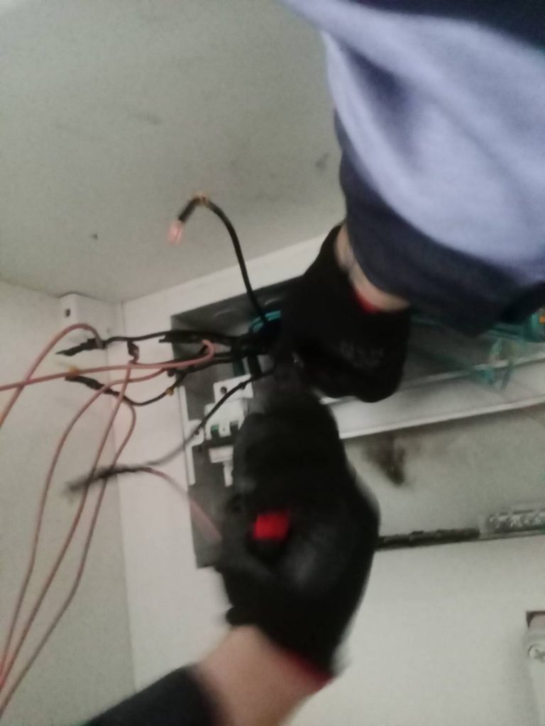 ต่อสายไฟ