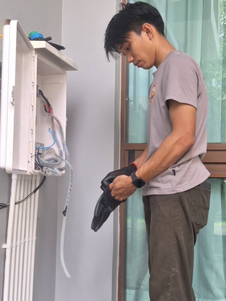 ช่างไฟฟ้าติดตั้งระบบไฟ