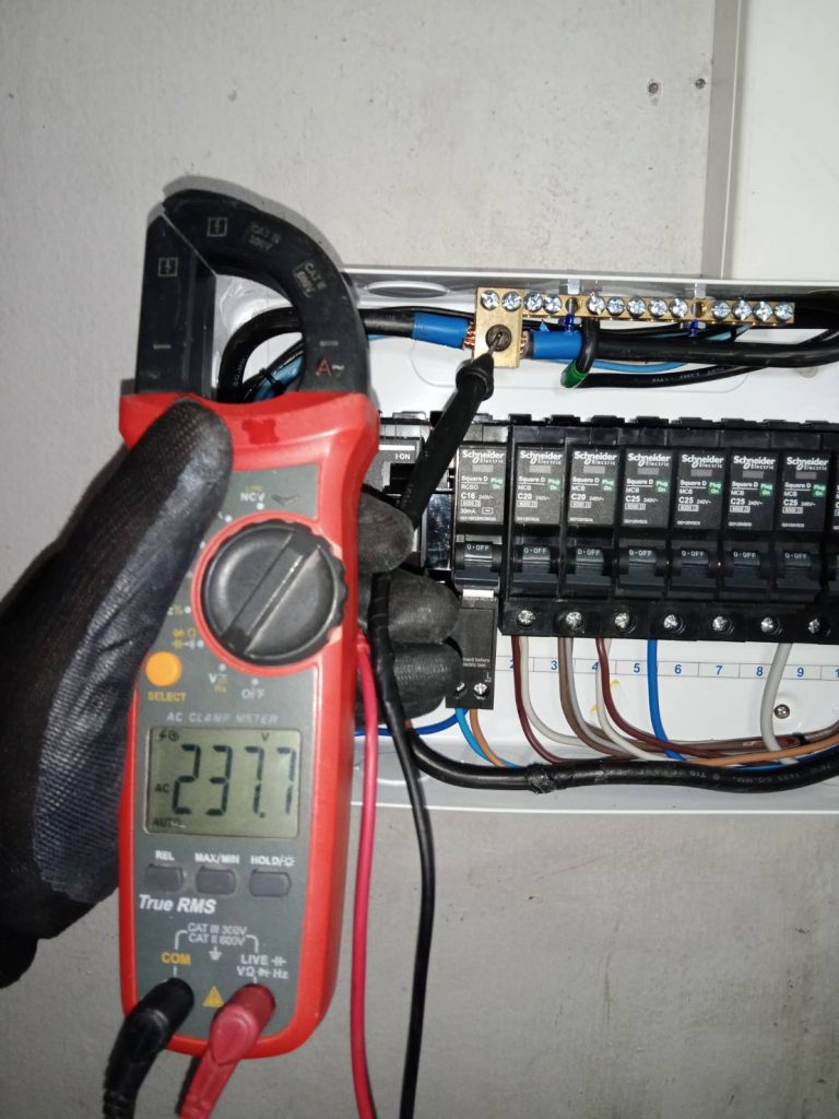 วัดไฟโดยใช้ clamp meter